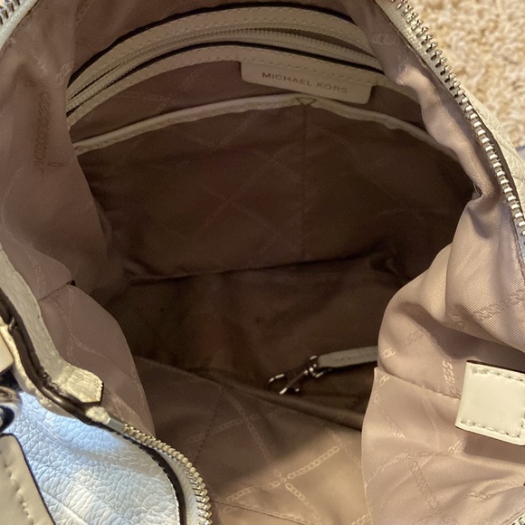 Im selling this Michael Kors purse. It’s white with silver accents! Two straps! - Picture 4 of 7